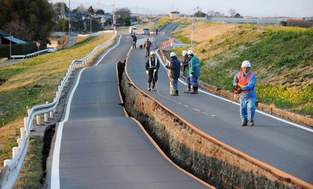 Photo : Conséquence du séisme sur une route, Satte, prefecture de Saitama