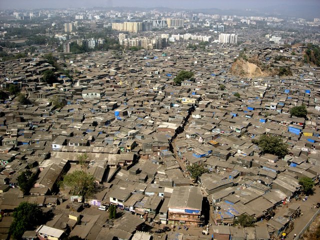 Photo : Le bidonville Dharavi à Bombay (800 000 hab.)