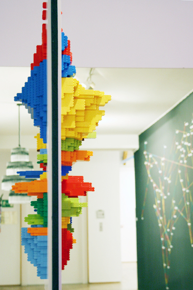 Photo : un cartogramme en Legos : les migrations sur le continent américain