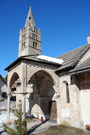 Photo : L'église des Vigneaux, son clocher et son porche